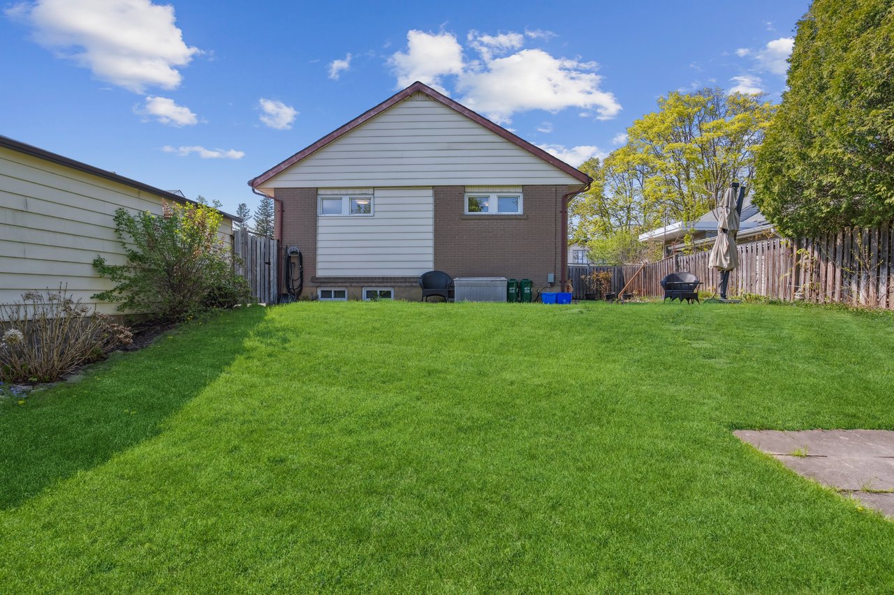 Bungalow on 60' x 125' lot with endless potential