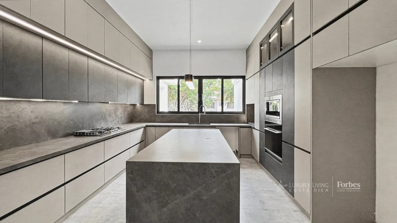 21468 - Remodeled 1-level house, 4 bedrooms, pool, terrace and garden