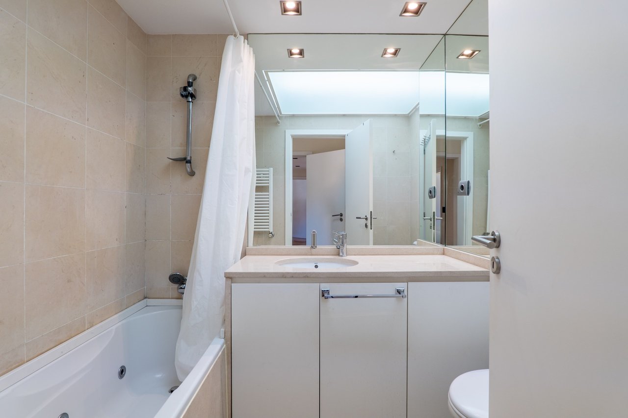 Spacious and Bright 4-Bedroom Apartment for Rent Near Colégio do Rosário
