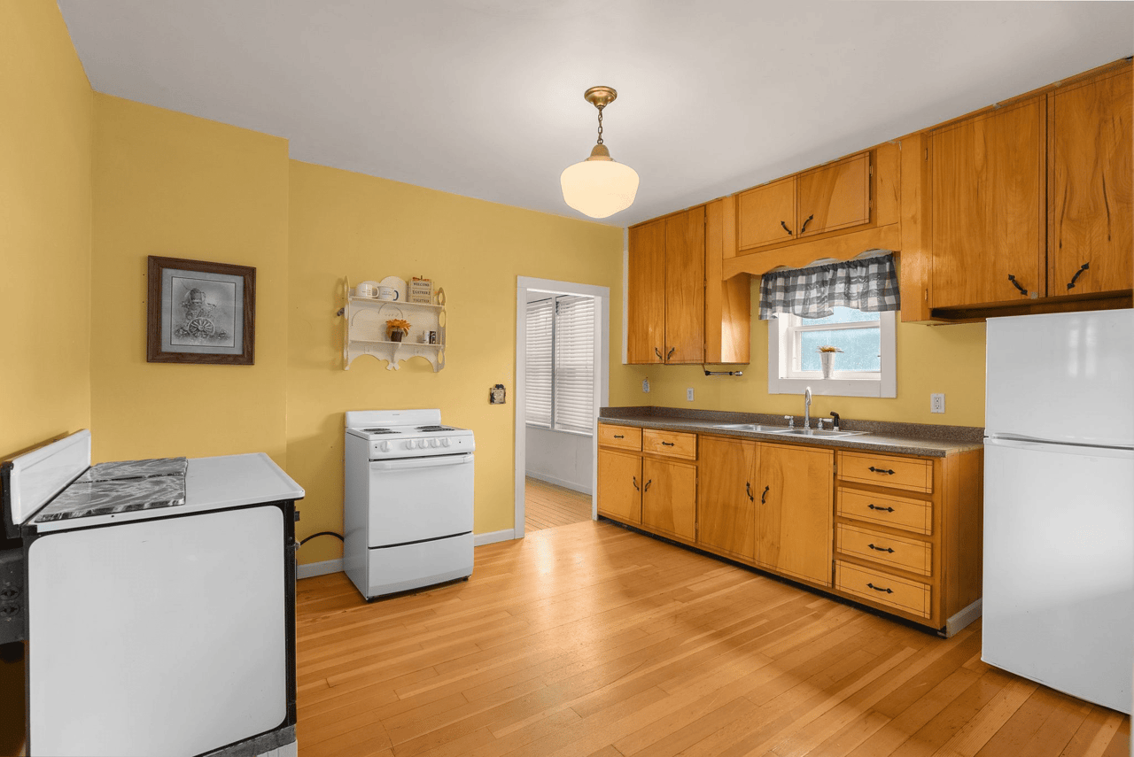 *SOLD* Just Listed In Roslyn