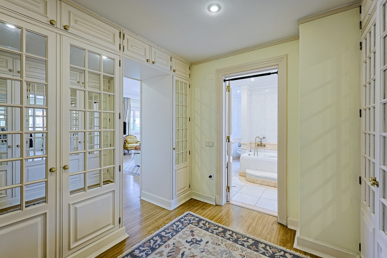 Spacious 8+2-Bedroom Villa with Pool for Rent in Cascais