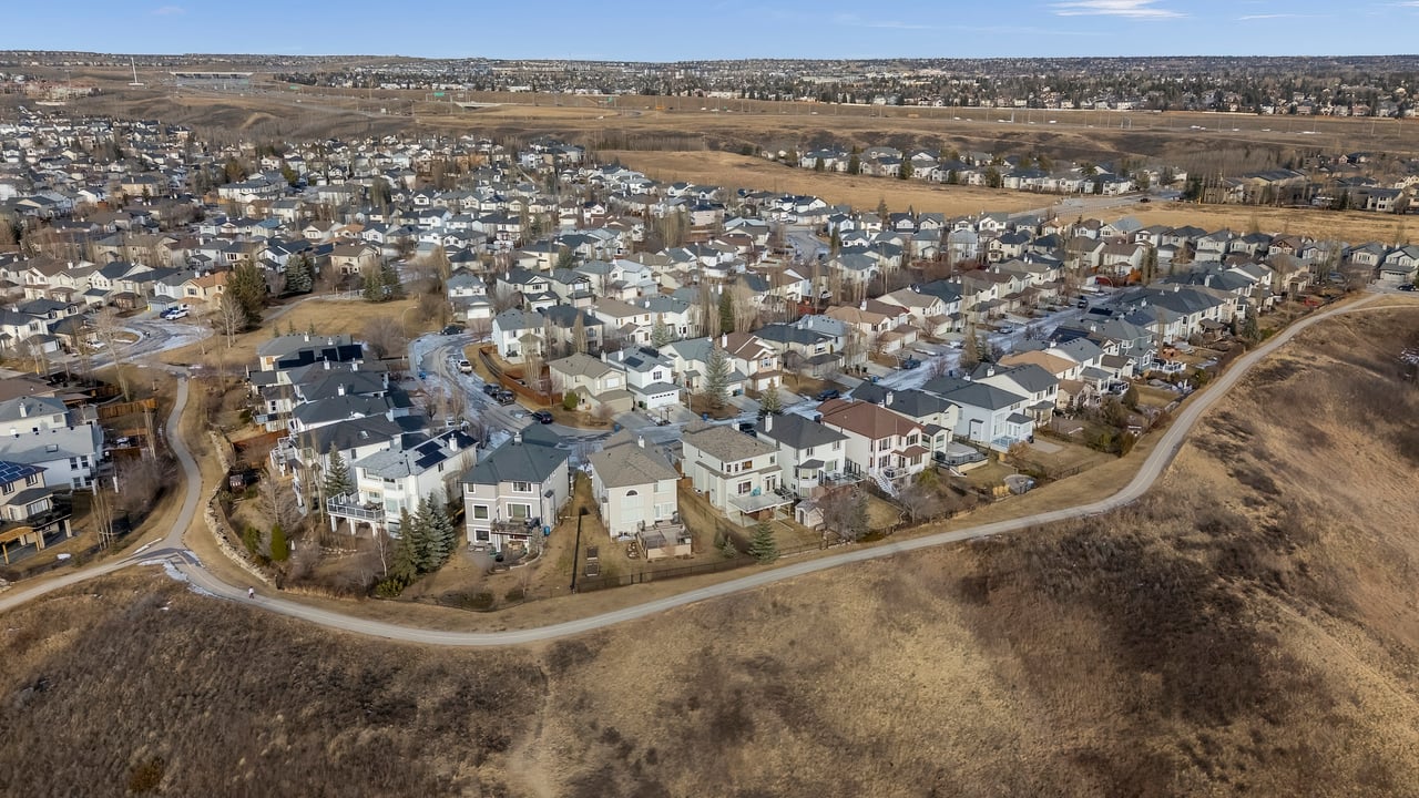 98 Tuscany Ravine Close NW