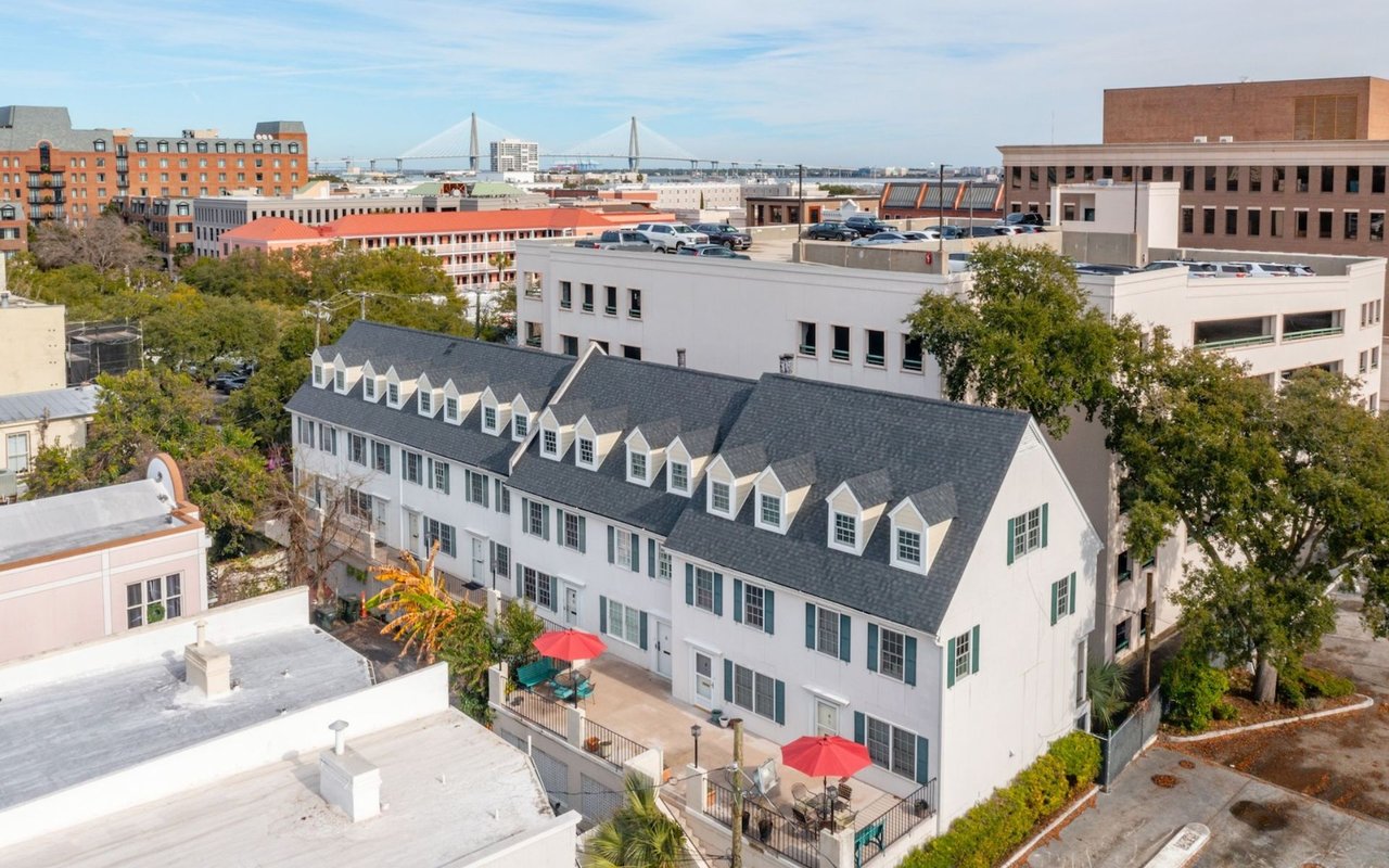 Beautifully Restored Townhome – 15 Horlbeck Alley unit C4