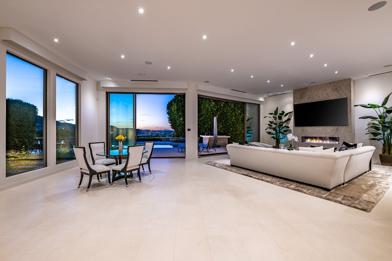 16167 Royal Oak Rd, Encino