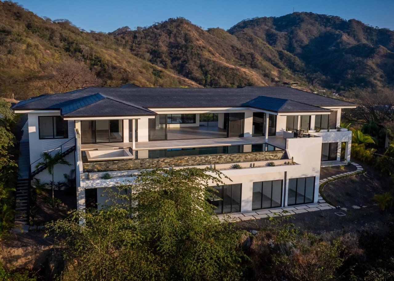Luxury Living with Panoramic Ocean Views