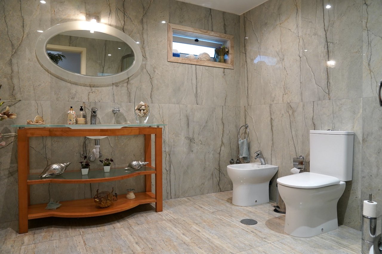 Spacious Three-Bedroom Villa with Swimming Pool and Tennis Court in Guardizela