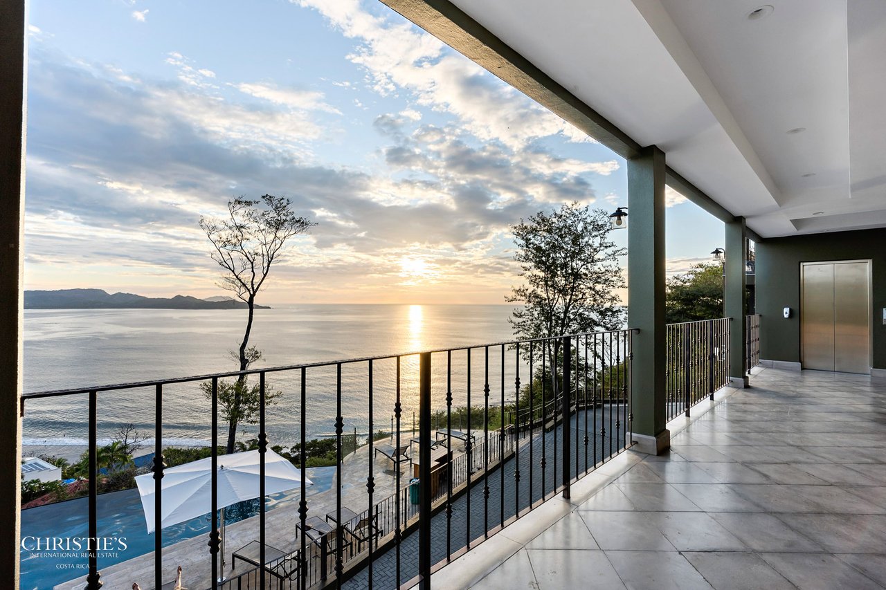 360 - 307 Splendor Condo