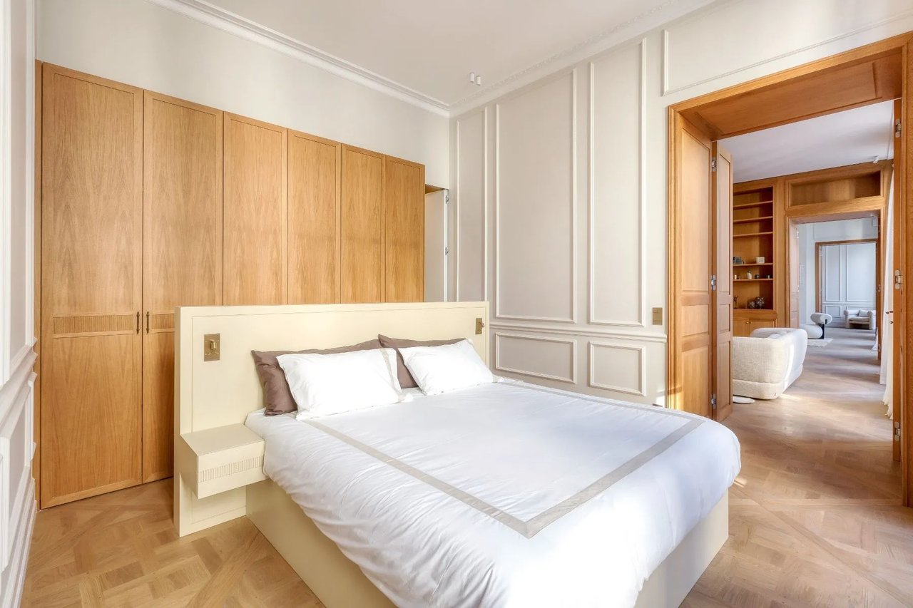 Paris VI - rue de TOURNON - Superb renovated apartment with exceptional volumes.