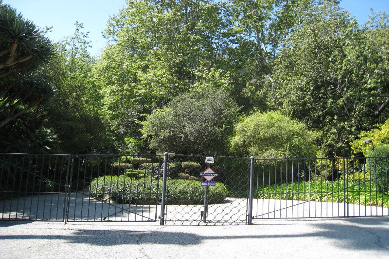 1409 Benedict Canyon Dr
