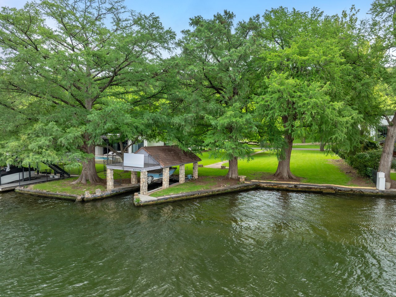 3200 Rivercrest Drive