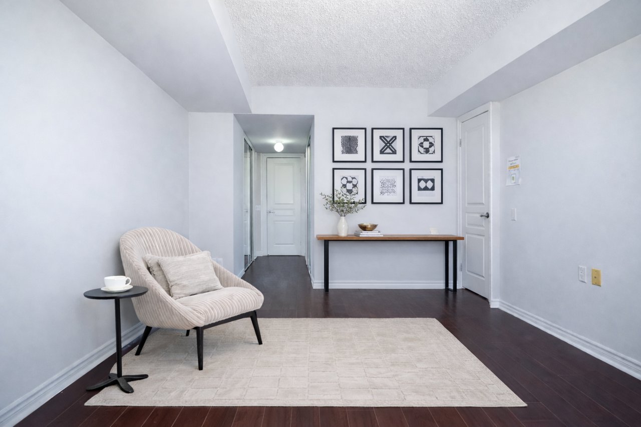 9015 Leslie Street, 807