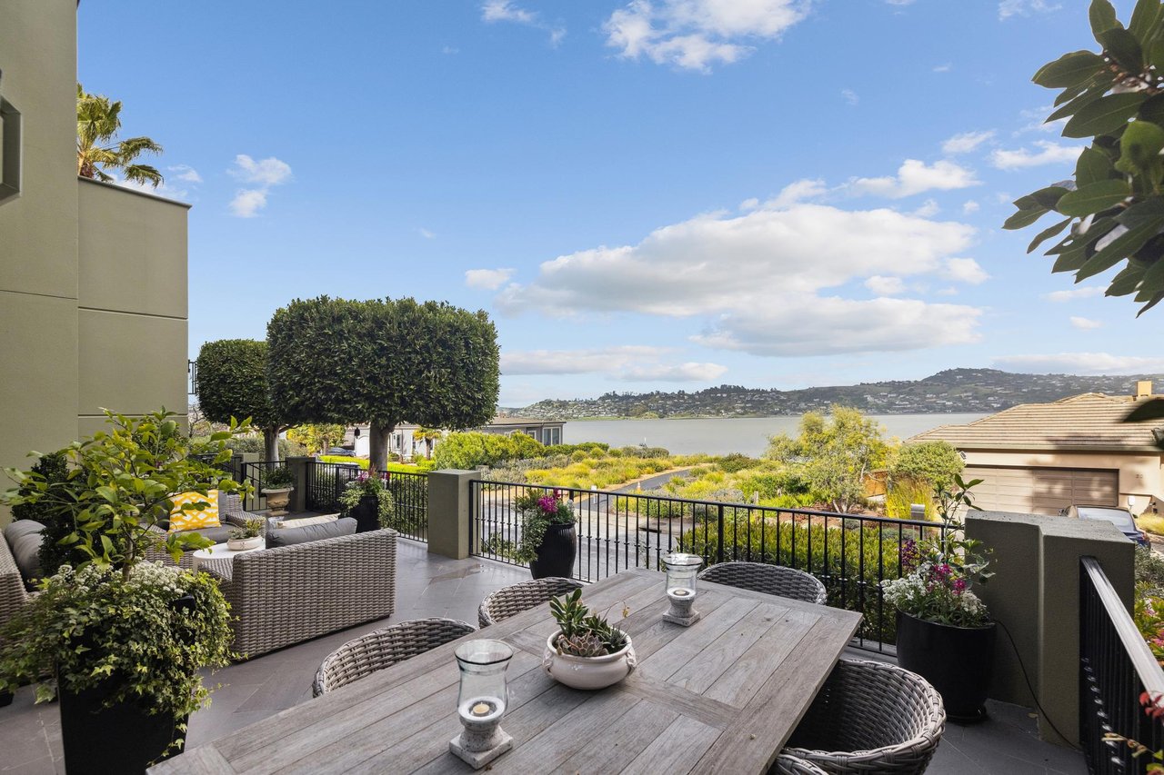 Strawberry Point Retreat with Exceptional Bay Views