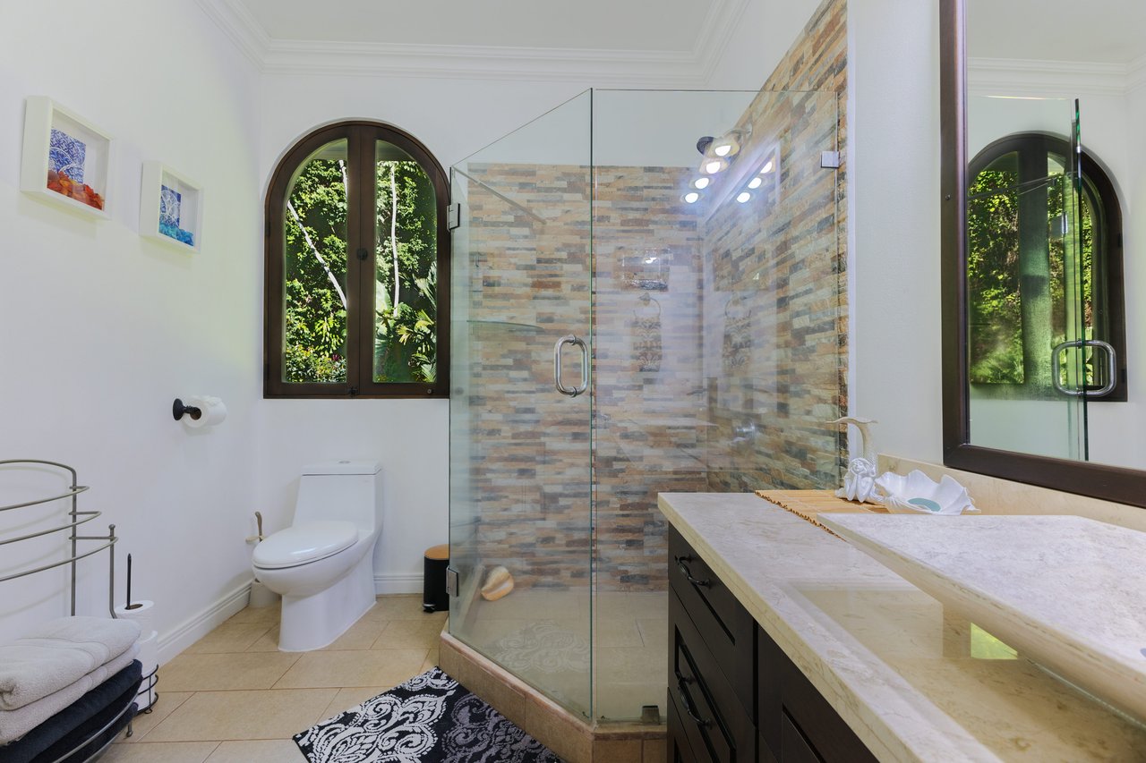 CASA ORQUIDEA – LUXURY HOME WITH OCEAN VIEWS IN GATED COMMUNITY