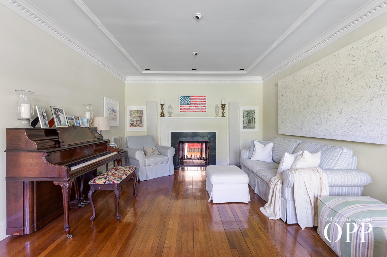 A Classic Residence in the Estate Section