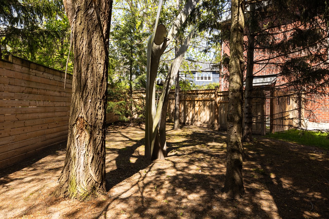 125 Paliser Court