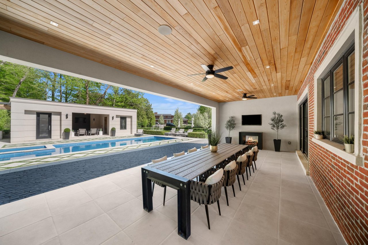 6 Forestave Crescent