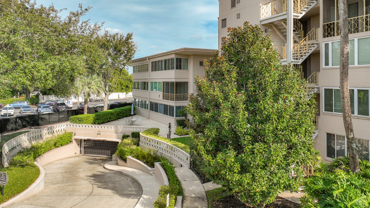 Blissful Downtown Winter Park Pied-à-Terre at Whispering Waters 