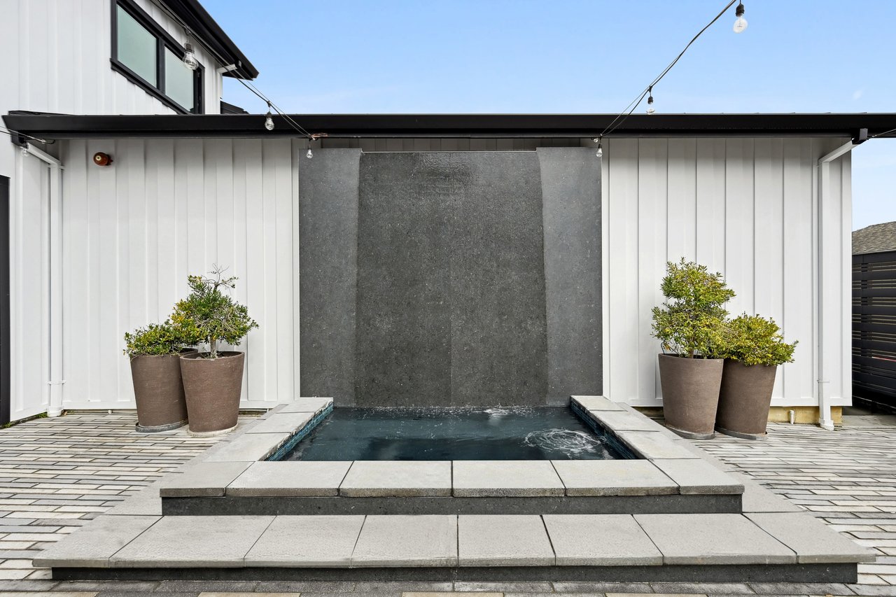 A Waterfront Masterpiece of Modern Luxury