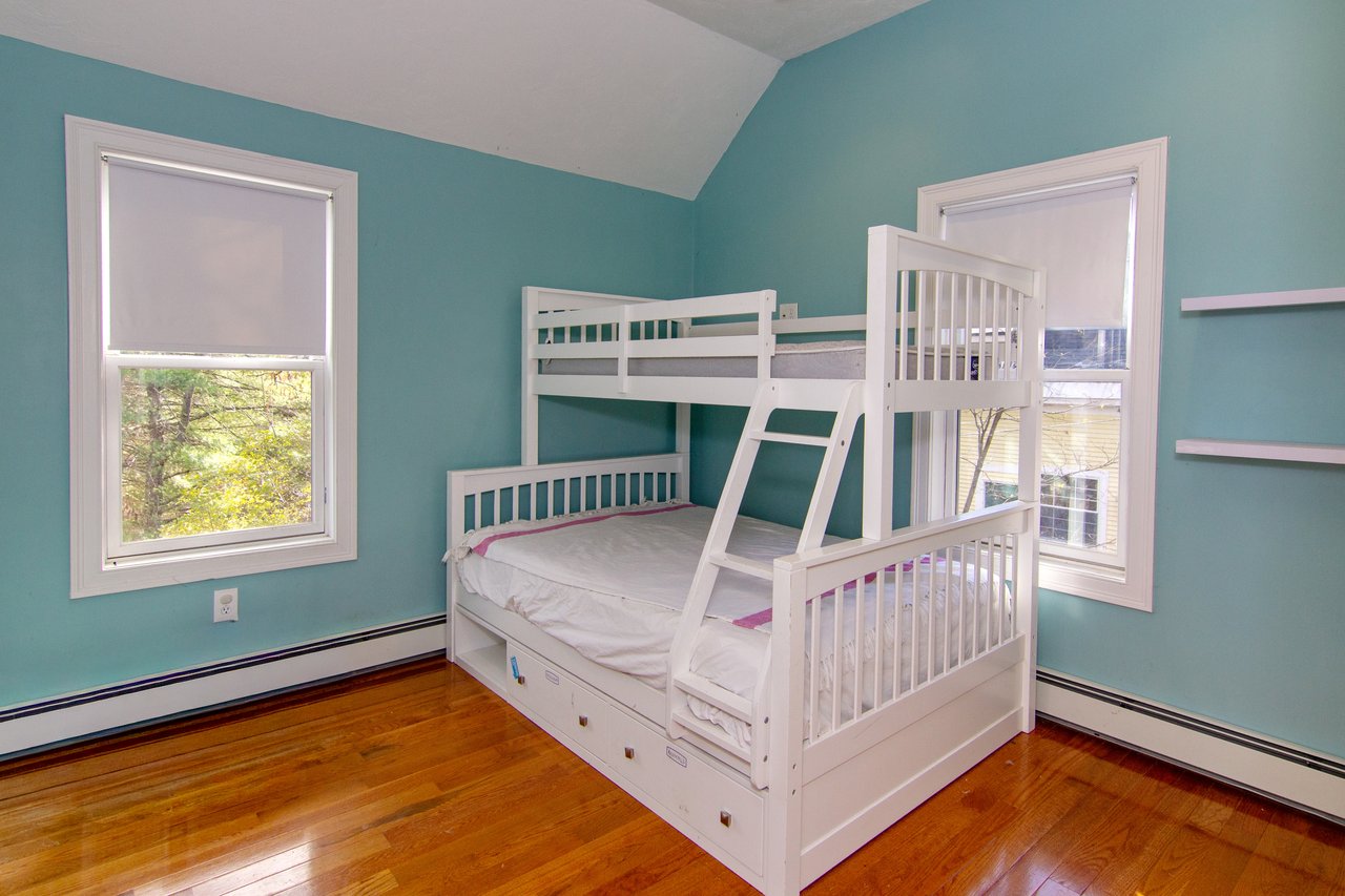 Pet Friendly, updated single family home for Ski Season