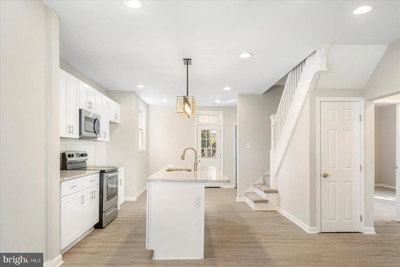 2725 E. Strathmore Ave