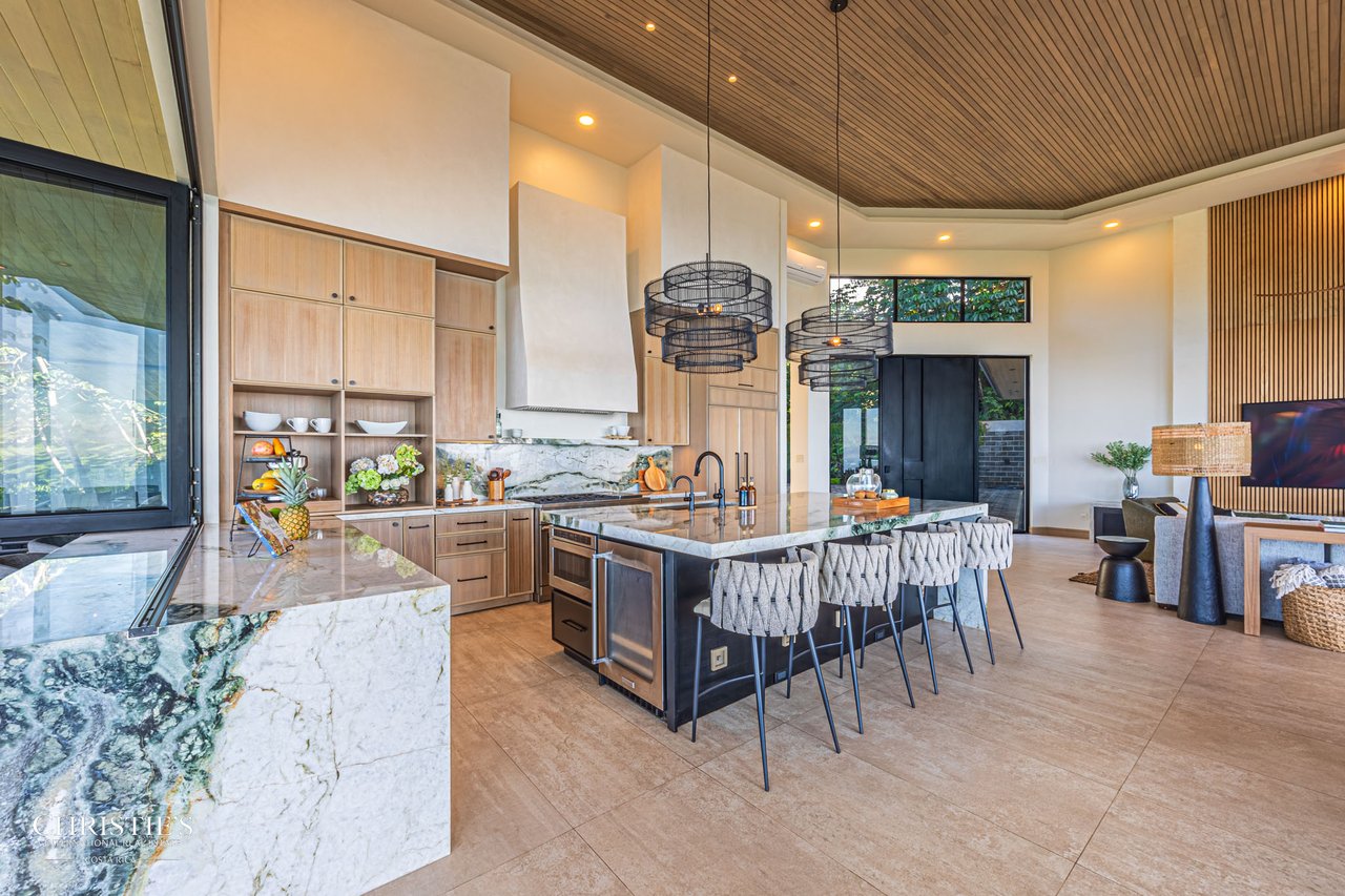 Luxury Estate in Escaleras — 5.5 Acres Majesty of Incredible Ocean Views 