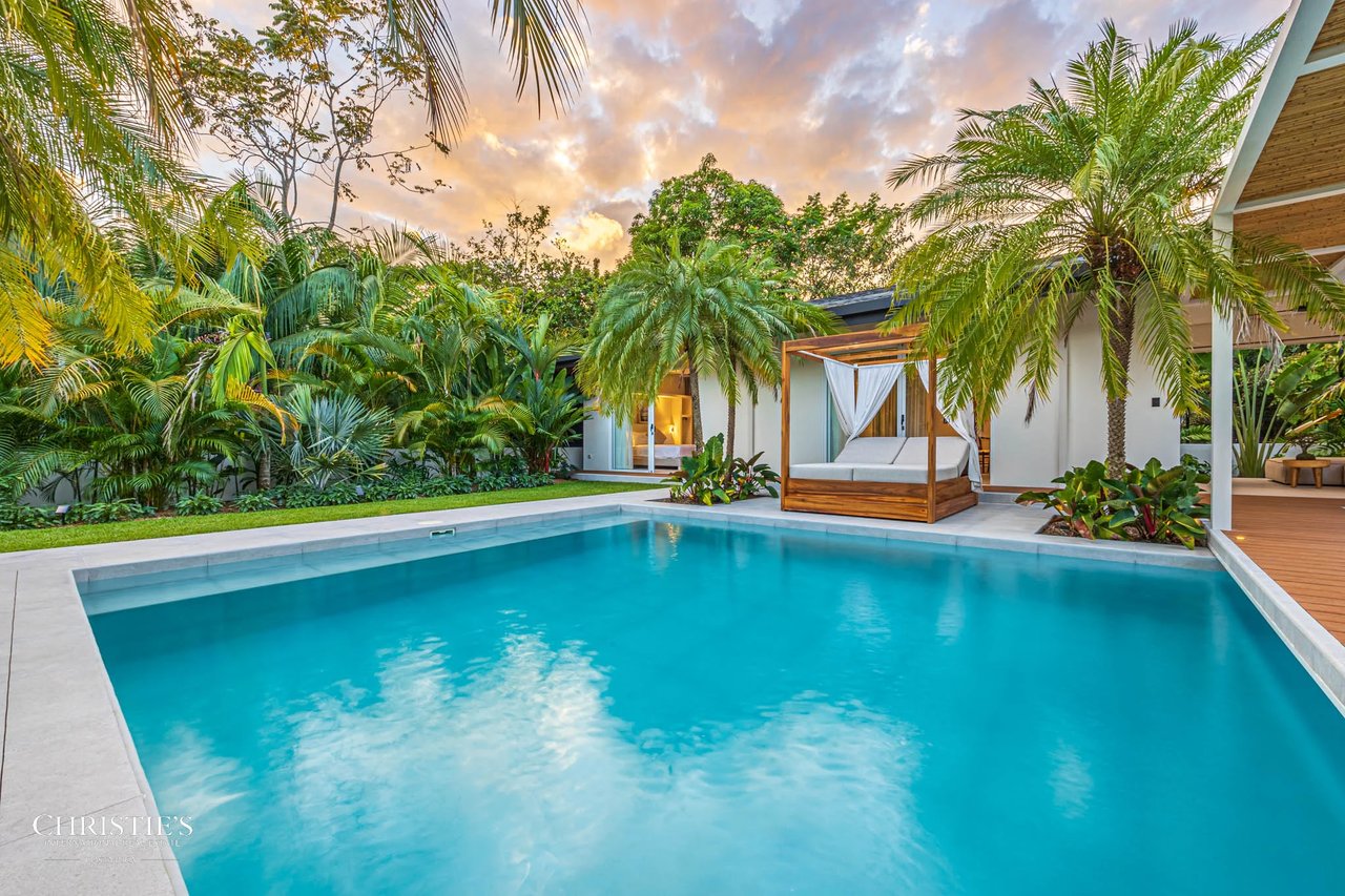 Modern Beachside Luxury Villa, Short Stroll to the Shore