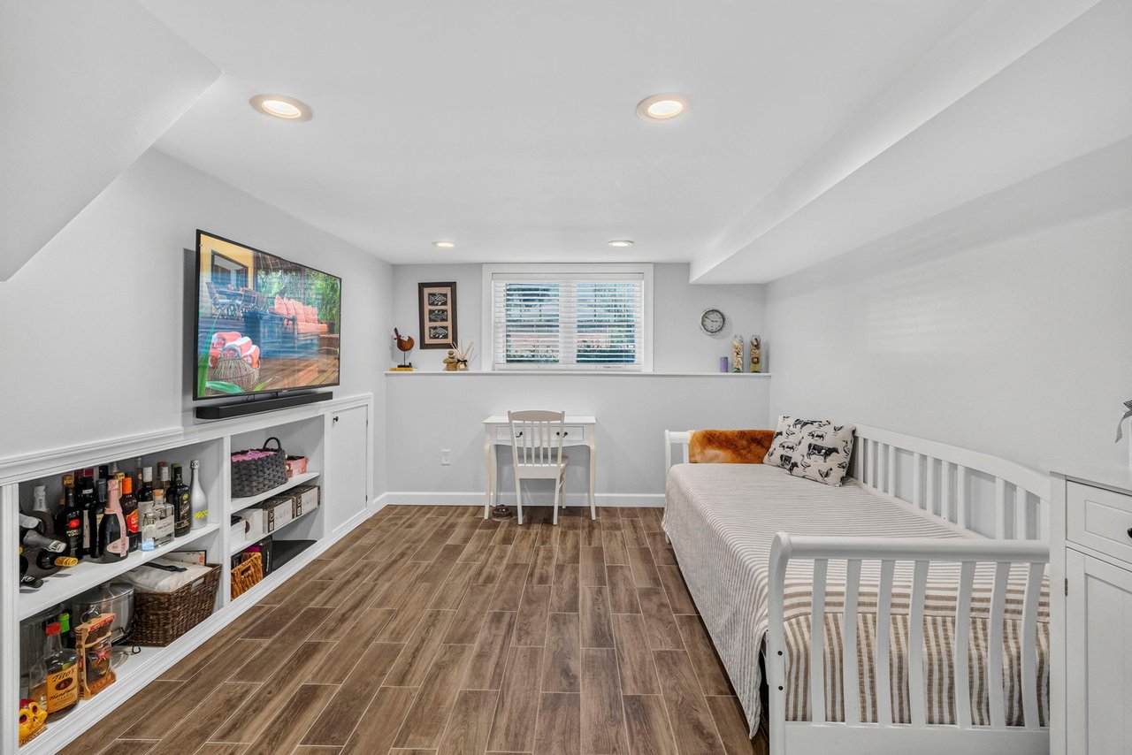 24 Beacon St