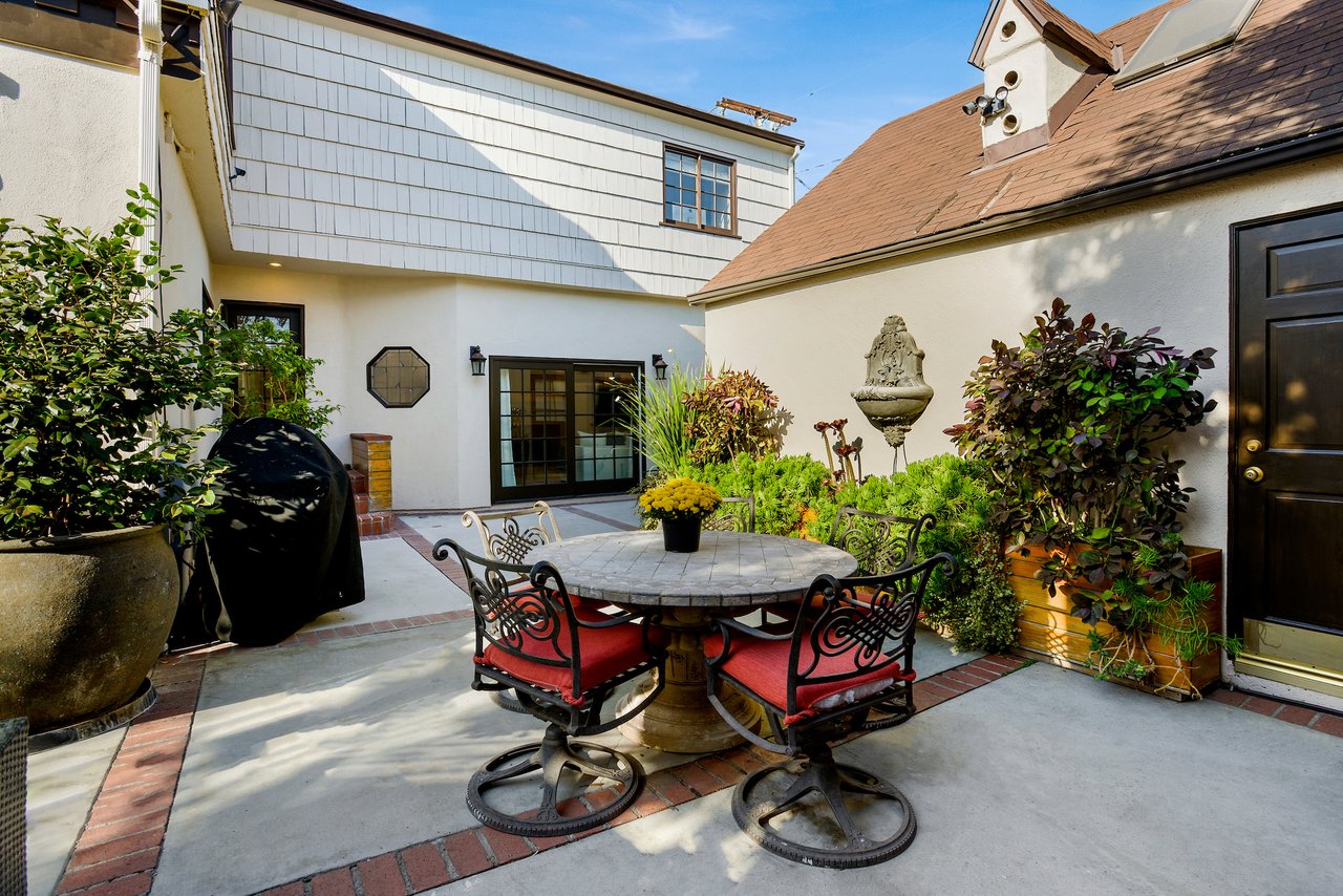 352 S Swall Dr