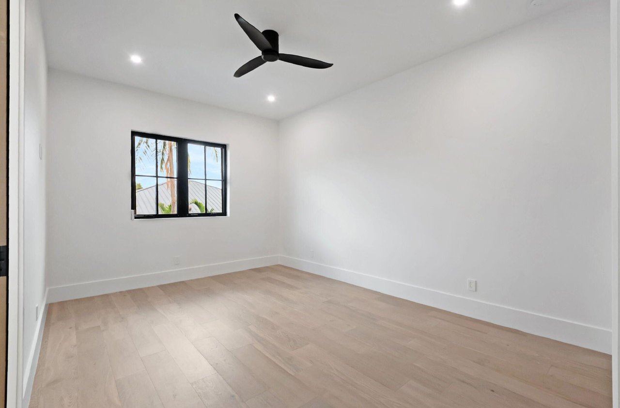 17 NW 16th St