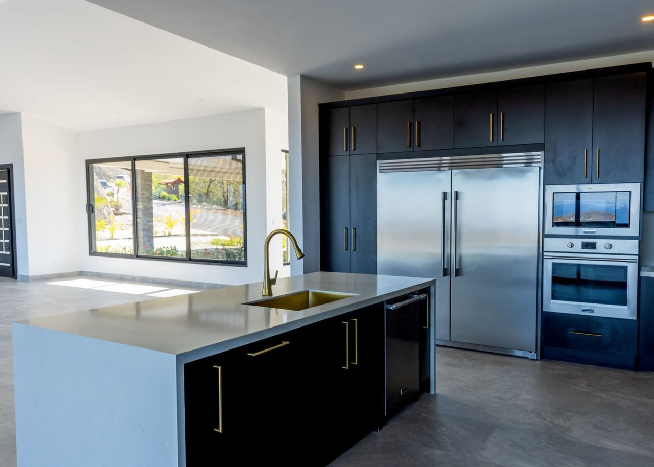 Luxury Living with Panoramic Ocean Views