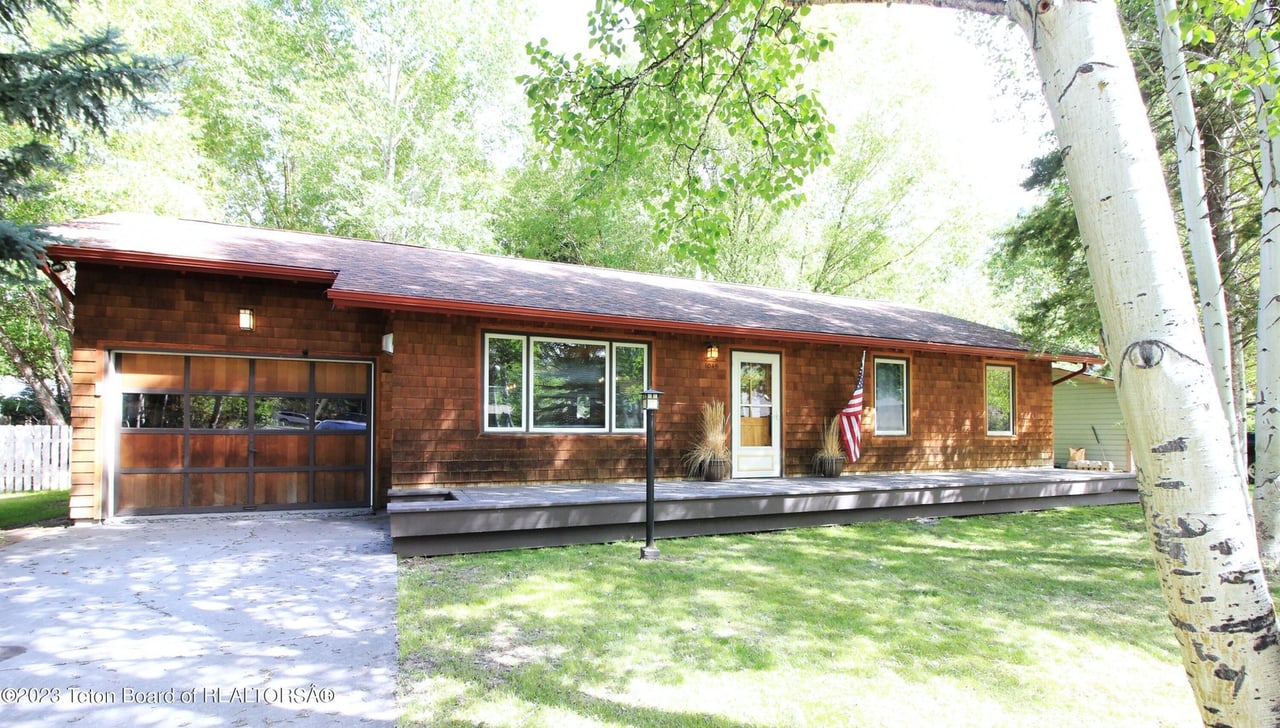 1045 W Longhorn Dr