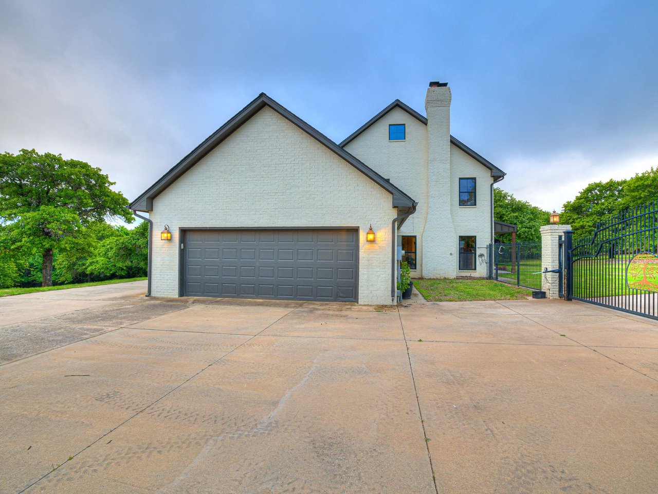 LISTING OF THE WEEK • OKLAHOMA LUXURY  Five Acres. Four Bedrooms. Zero Compromises - 13500 Three Oaks Dr Jones, Oklahoma - Wyatt Poindexter - The Agency Oklahoma 