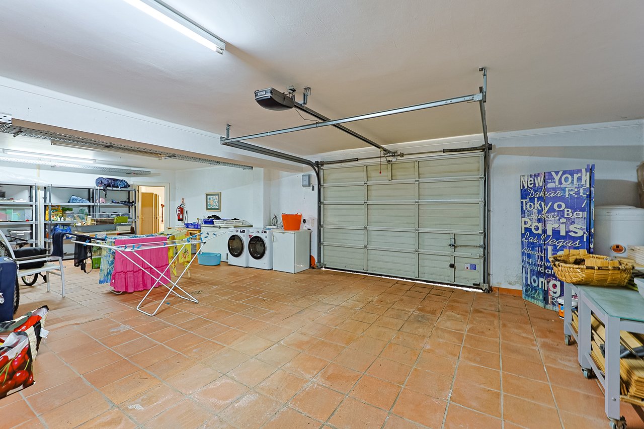 Spacious 8+2-Bedroom Villa with Pool for Rent in Cascais