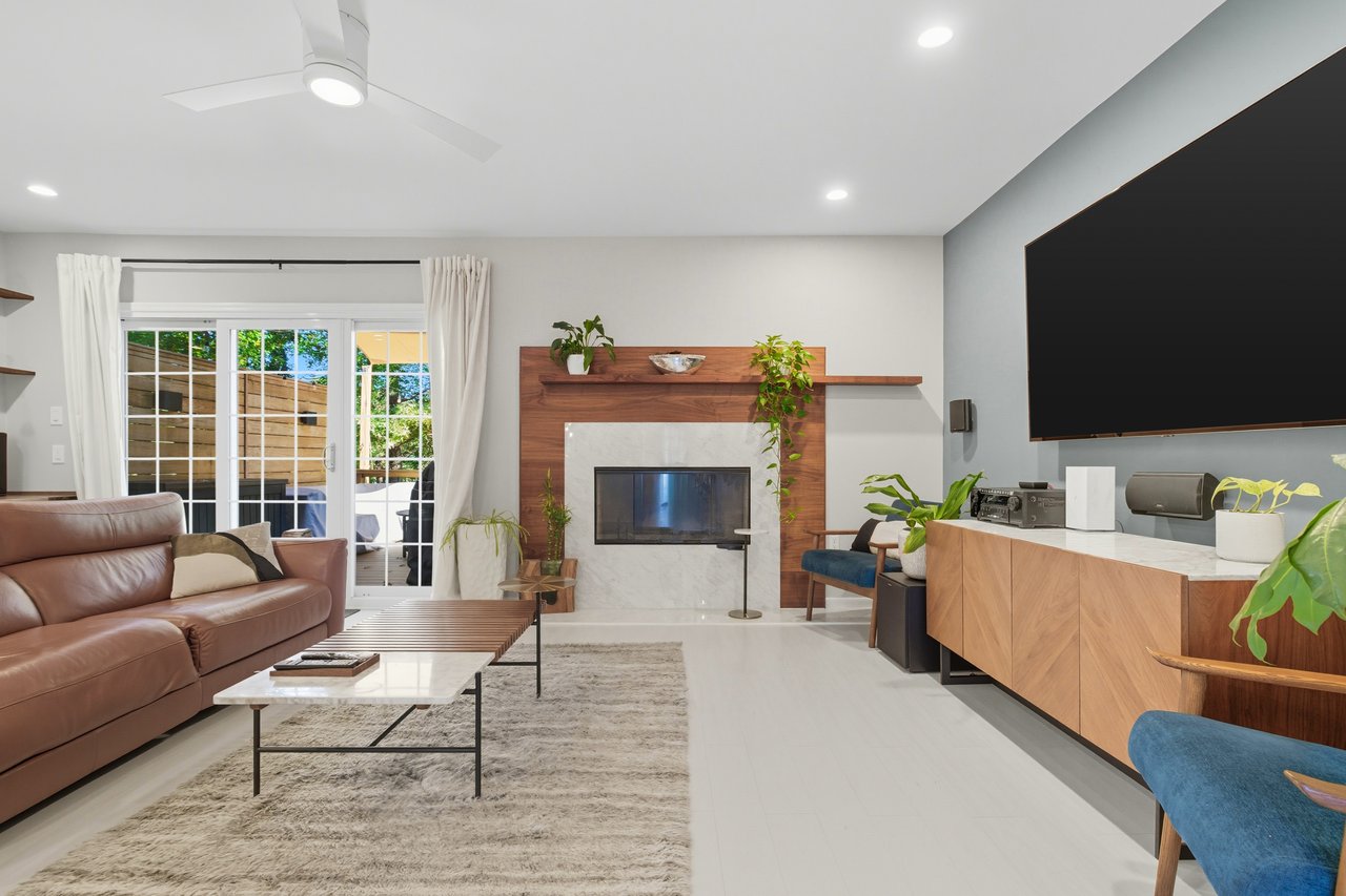 Turnkey 2 Bed Townhome plus Den & Designer Finishes 