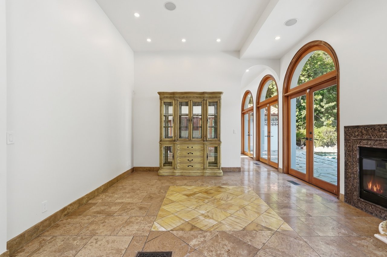 1260 Roscomare Rd