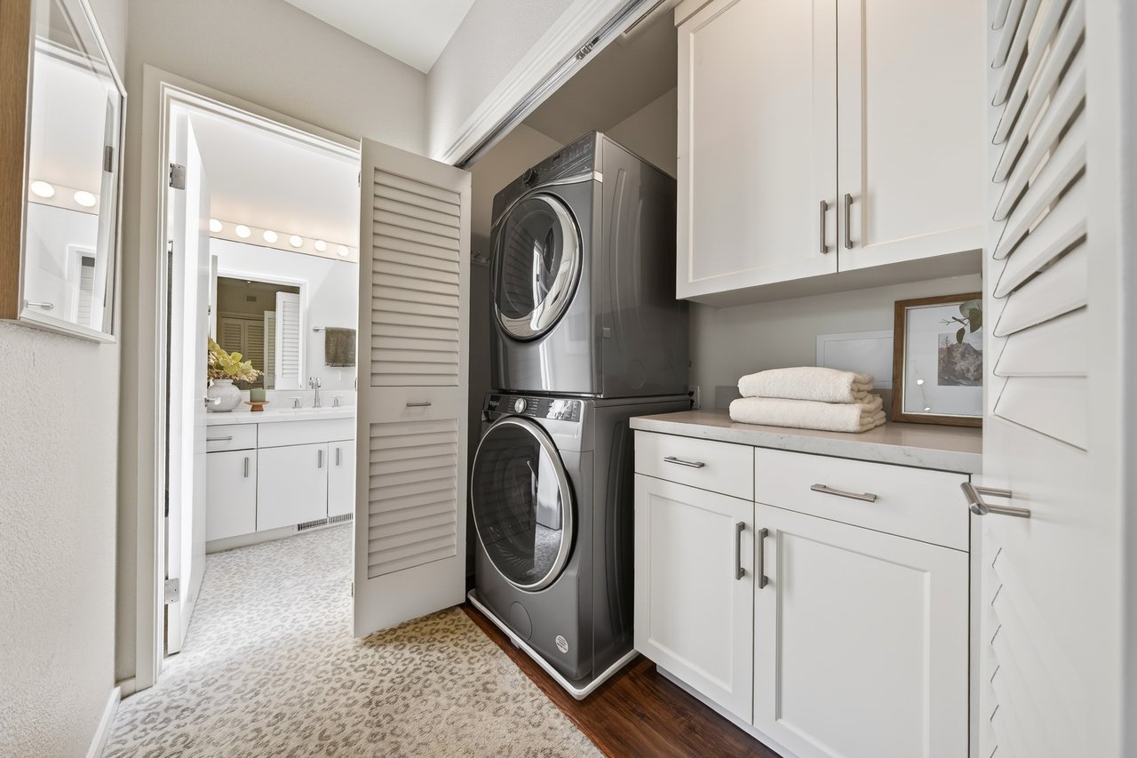 Luxurious End Unit in Point Tiburon
