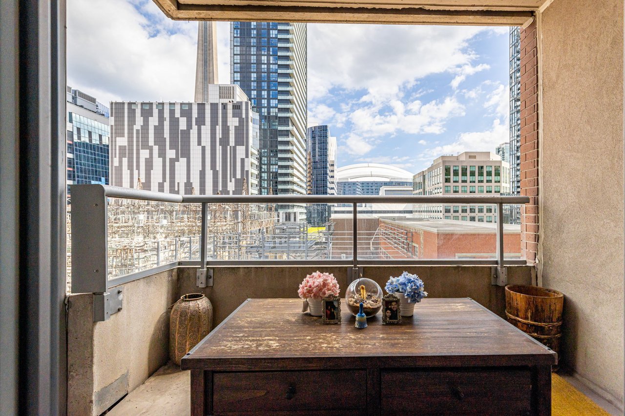 250 Wellington St W 535