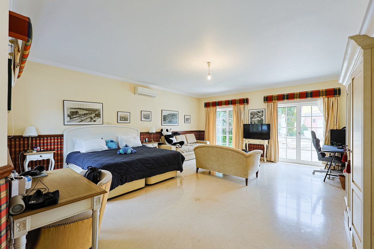 Spacious 8+2-Bedroom Villa with Pool for Rent in Cascais