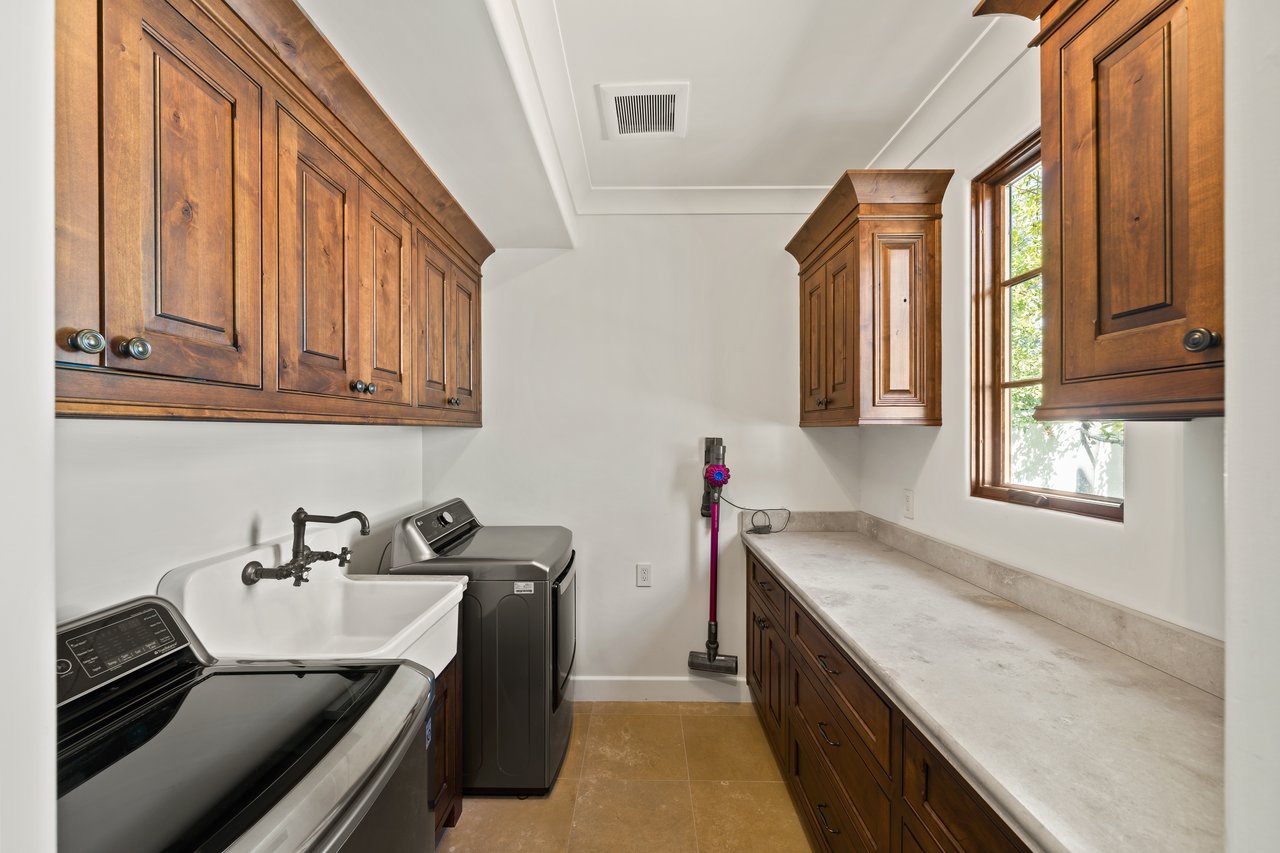 893 Laverne WAY