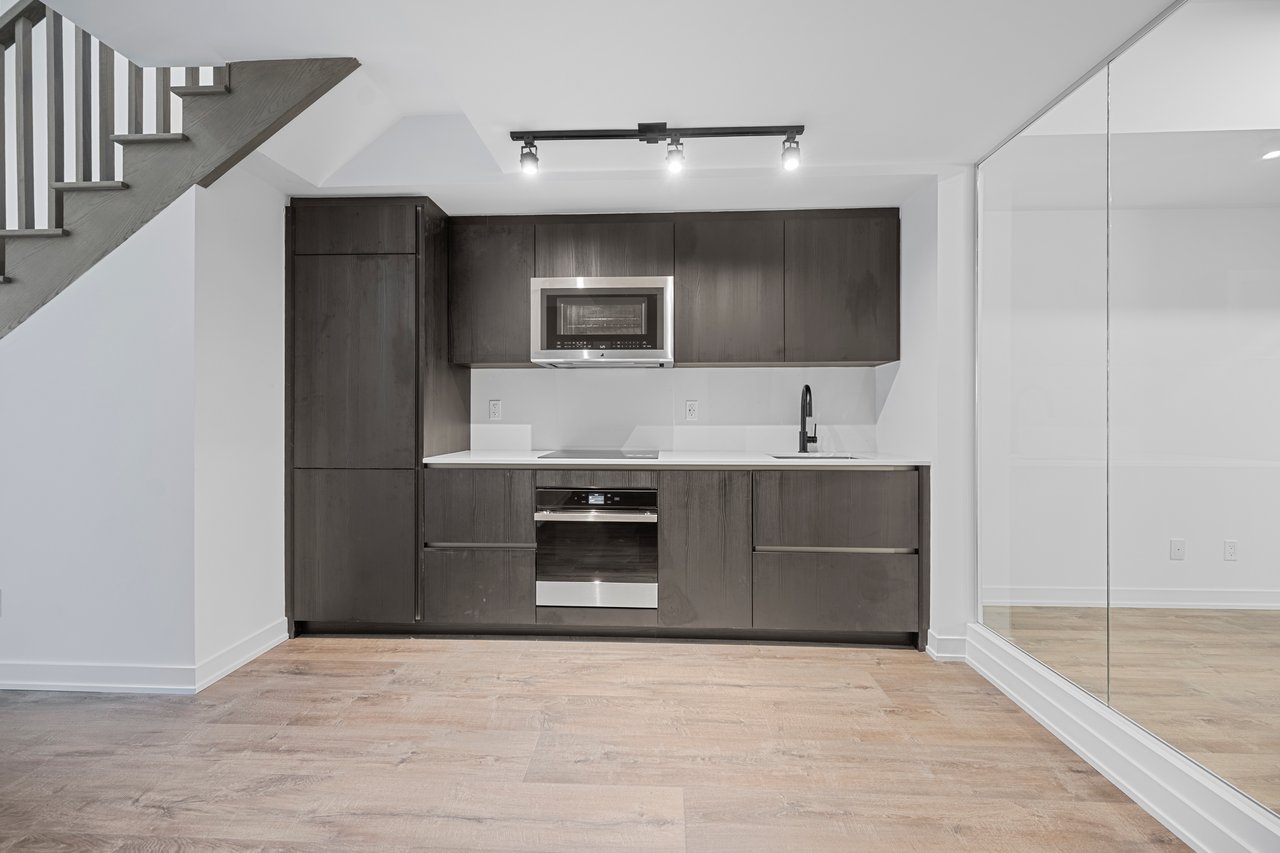 327 King Street W 307