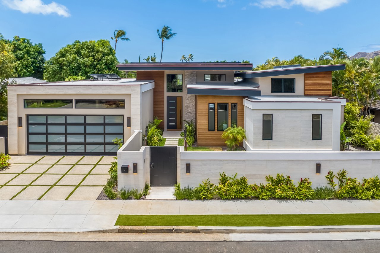 House of Floating Roofs in the Luxury Community of Kāhala