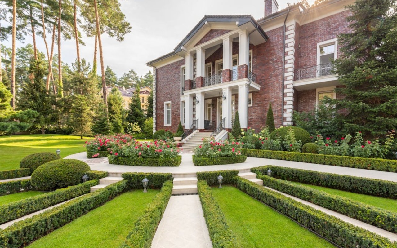 The Allure of Private Gardens in Beverly Hills Properties