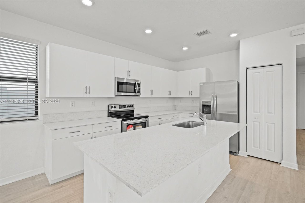 hialeah-home-for-sale-kitchen