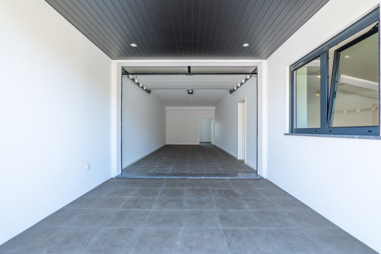  3-Bedroom Villa with Private Garage near Porto