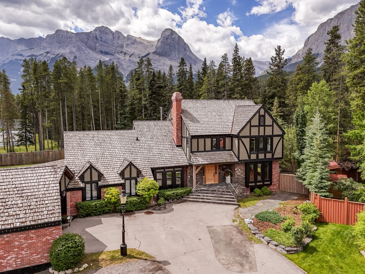 Private Mountain Retreat on Nearly Half an Acre