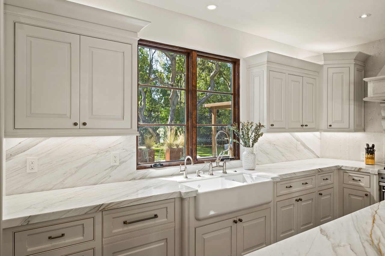 893 Laverne WAY