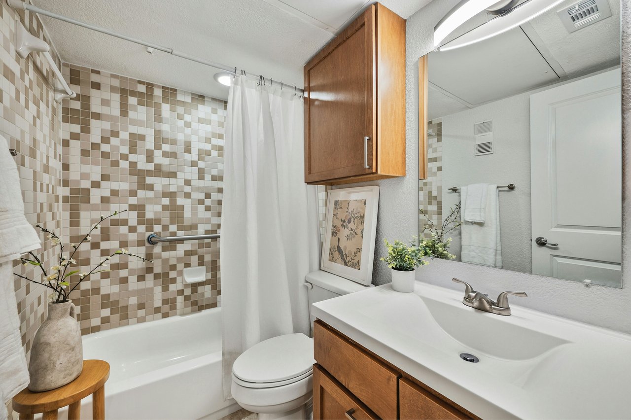 Stylish South Lamar Condo in Gated Ivy Condominiums – Prime Location with Top-Tier Amenities!