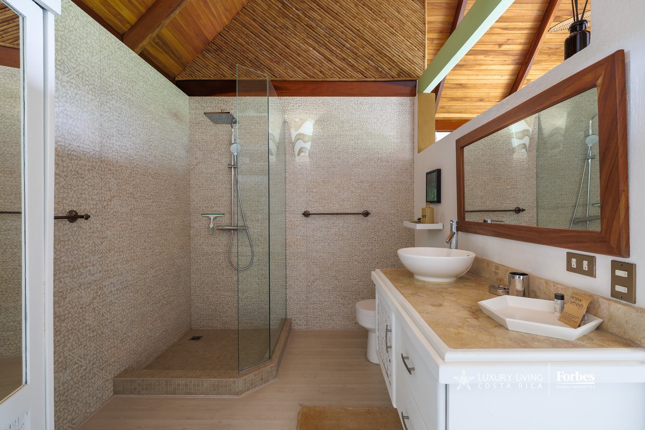 21476 - House: Balinese-Inspired Luxury Home for Sale in Atenas
