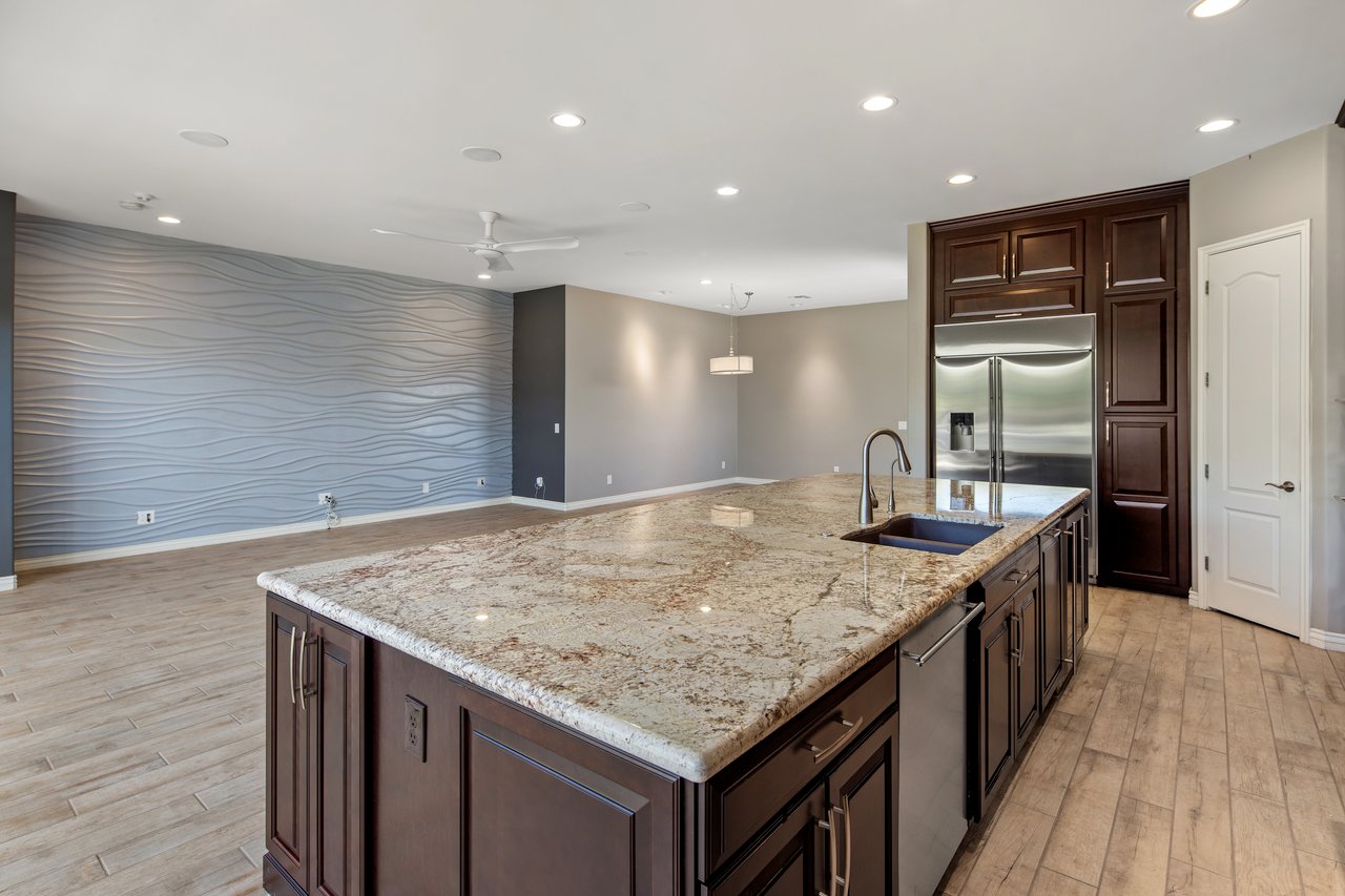 2932 E Madison Vistas