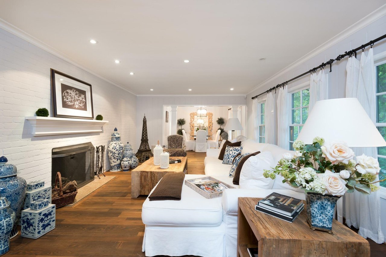 2542 Benedict Canyon Dr